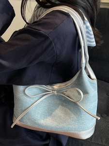 Borsa sottobraccio in denim blu con fiocco argento e strass in stile tote casual