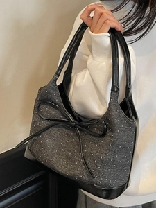 Borsa sottobraccio in denim a pois bianchi con manici in pelle lucida e fiocco