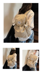 Détail d'un sac à dos en nylon beige avec fermeture à rabat, boucle et étiquette logo
