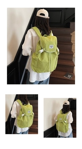 Détail du sac à dos en nylon vert avocat avec rabat et boucle de réglage blanche robuste