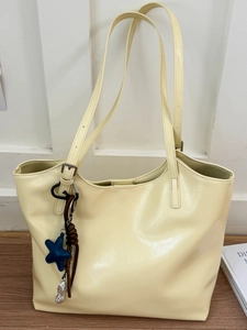 Sac Cabas Grande Capacité pour Femmes Minimaliste en Cuir PU Sac à Épaule Avec Pendentif Étoile Sac à Main de Transport Urbain