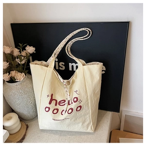 Détail de la doublure florale et imprimé hello sur le sac fourre-tout en toile