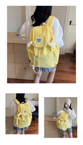 Vues détaillées d'un sac à dos jaune en nylon avec cordon et rabat de fermeture