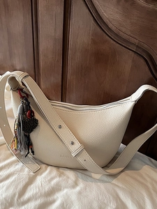 Sac à Épaule Hobo pour Femmes en Cuir PU avec Motif Litchi et Pendentif Coeur à Franges Sac Bandoulière Décontracté à la Mode