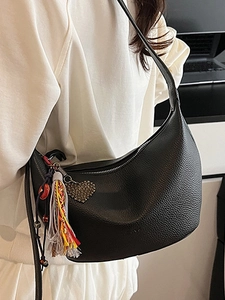 Sac hobo tendance en cuir litchi noir avec glands colorés et pendentif en cœur
