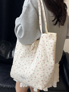 Sac fourre-tout plissé à fleurs avec étiquette Magic Pocket porté par un mannequin, été 2025