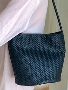 Retro black woven large capacity tote shoulder bag with a minimalist design for daily commute