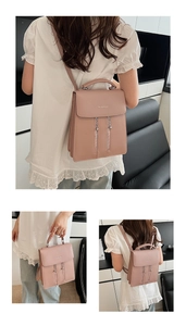 Détail d'un sac à dos rose multifonctionnel avec fermetures éclair et pompons décoratifs