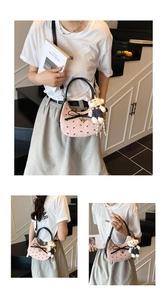 Vues détaillées du sac croissant rose avec nœuds noirs et charm ours en peluche sur modèle
