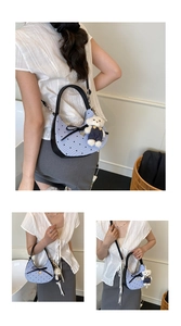 Détail du sac bandoulière avec nœud décoratif et accessoire charmant de poupée ours blanc
