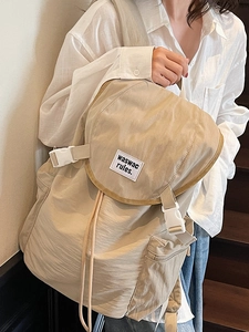 Sac à dos beige minimaliste grande capacité avec rabat à boucle et cordon pour femme