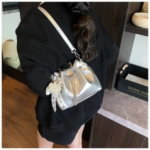 Detailansicht der Rückseite einer silbernen Beuteltasche mit Kette und Perlenanhänger