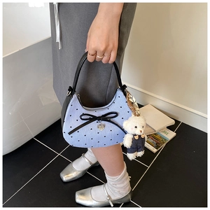 Sac à main croissant à rayures bleues avec motifs cœurs et breloque ours en peluche mignon