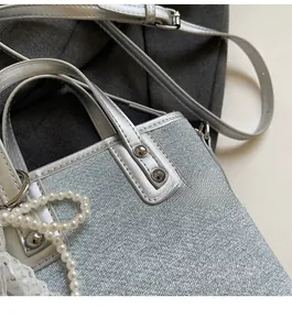 Detail der glitzernden Handtasche mit Perlenanhänger und silbernen Beschlägen