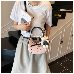 Détail du sac hobo plissé rose avec noeud noir et porte-clé peluche ours mignon