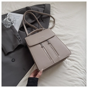 Détail du sac à main taupe avec doubles fermetures éclair et logo FASHION & BAG gravé