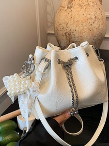 Damen Knitteroptik PU Leder Beuteltasche Schick Minimalistisch Kordelzug Umhängetasche Mit Künstliche Perlen Spitze Anhänger Kette Schultertasche