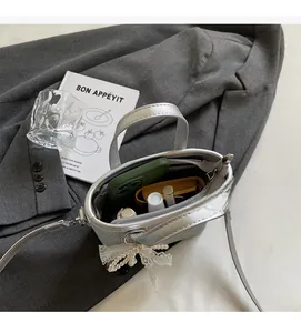 Innenansicht der silbernen Beuteltasche mit Platz für Handy und Alltagsutensilien