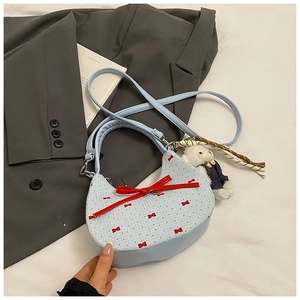 Détails du sac croissant bleu avec motif nœud rouge et adorable porte-clé ourson peluche