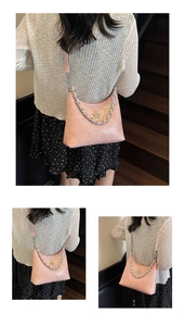 Détails de sac bandoulière rose en cuir froncé avec chaîne argentée et breloque étoile