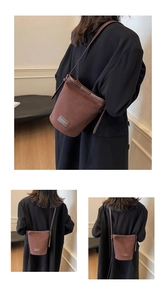 Detailansicht der braunen Wildleder-Eimertasche mit Lederriemen und edler Textur