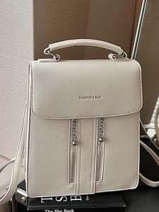 Sac à dos minimaliste en cuir PU beige avec double fermeture éclair et chaîne à boules