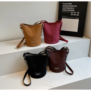 Kollektion minimalistischer Wildleder-Beuteltaschen in Senfgelb, Weinrot und Dunkelbraun