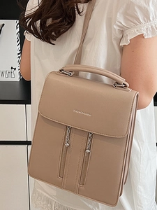 Sac à dos minimaliste en cuir PU beige avec double fermeture éclair et pendentif chaîne