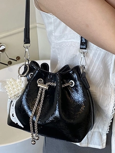Trendige schwarze glänzende Beuteltasche mit Silberkette und Perlenherz-Anhänger