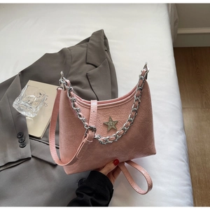 Détail du sac en cuir plissé rose avec chaîne argentée et emblème étoile étincelant