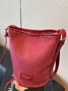 Moderne weinrote Beuteltasche aus mattem Wildleder mit verstellbarem Leder-Schultergurt