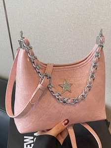 Sac à main rose en cuir froissé avec chaîne argentée et breloque étoile en strass