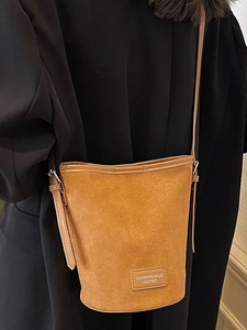 Minimalistische Beuteltasche aus braunem Wildleder mit schmalem Schultergurt