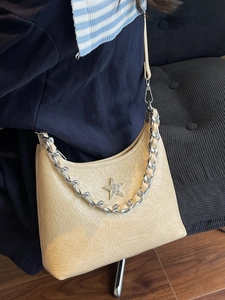 Sac à bandoulière plissé crème avec emblème d'étoile argentée et chaîne décorative