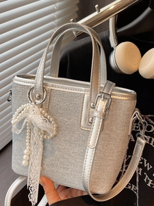 Schicke silberne Metallic-Eimertasche mit Perlen-Spitzen-Bogen und Umhängeriemen