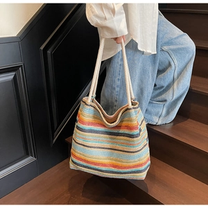 Vue détaillée du sac cabas tissé à rayures multicolores avec des poignées en corde blanche