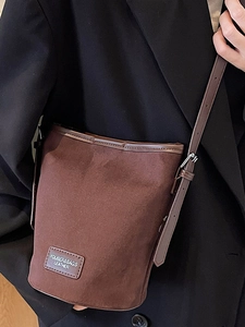 Braune matte Eimer-Tasche aus Wildleder für Damen mit Lederbesatz und Schultergurt