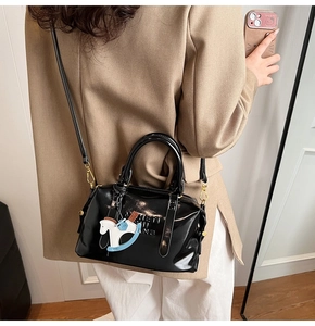 Sac Boston en cuir verni noir poli avec logo embossé et pendentif de cheval décoratif