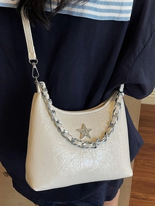 Sac hobo chic en cuir plissé blanc cassé avec étoile argentée et bandoulière chaîne