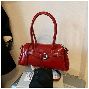 Vue détaillée de la surface en cuir verni rouge brillant et des finitions en métal argenté