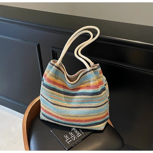 Détail du sac cabas tissé à rayures multicolores avec anses en corde pour la plage d'été