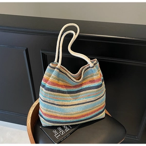 Détail macro du sac cabas tissé à rayures multicolores avec poignées en corde blanche