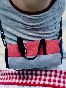 Sac bandoulière cylindrique en nylon tricolore avec design patchwork rouge gris bleu