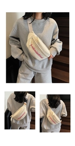 Détail du sac de poitrine en toile beige avec broderie rouge et double fermeture