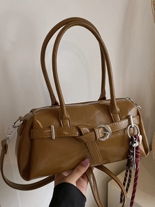 Sac à Épaule Boston en Cuir PU Minimaliste pour Femme Sac Bandoulière Vintage avec Coutures et Pendentif Main de Mode Urbaine
