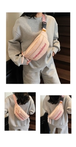 Détail rapproché du sac de poitrine en toile rose avec broderie et bandoulière réglable