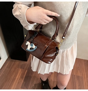 Sac à main Boston marron foncé avec gaufrage MUHETI et un pendentif cheval à bascule