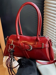 Sac à main Boston en cuir verni rouge brillant avec boucle argentée et charm tressé