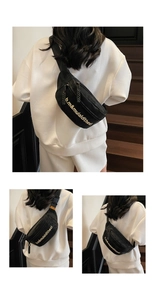 Détails du sac noir avec double fermeture éclair et bandoulière réglable à boucle robuste