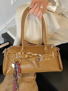 Sac à main marron caramel brillant avec boucle de ceinture et pendentif décoratif